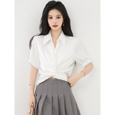 批发已出货2026夏季扭结短袖白<b class='q'>衬衫</b>女小众短款洋气小衫多穿法缎面上衣