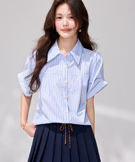 있음 선적 블루 화이트 세로 줄무늬 여성 셔츠 여름 디자인 센스 거품 소매 루즈핏 폴로 칼라 반팔 출퇴근 다용도 작은 셔츠