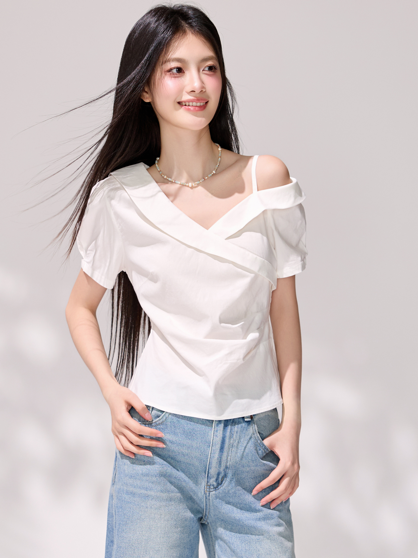 있음 선적 비대칭 오프숄더 반팔 여성 셔츠 여름 십자가 V넥 허리 수축 주름 디자인 센스 작은 대중 맨위