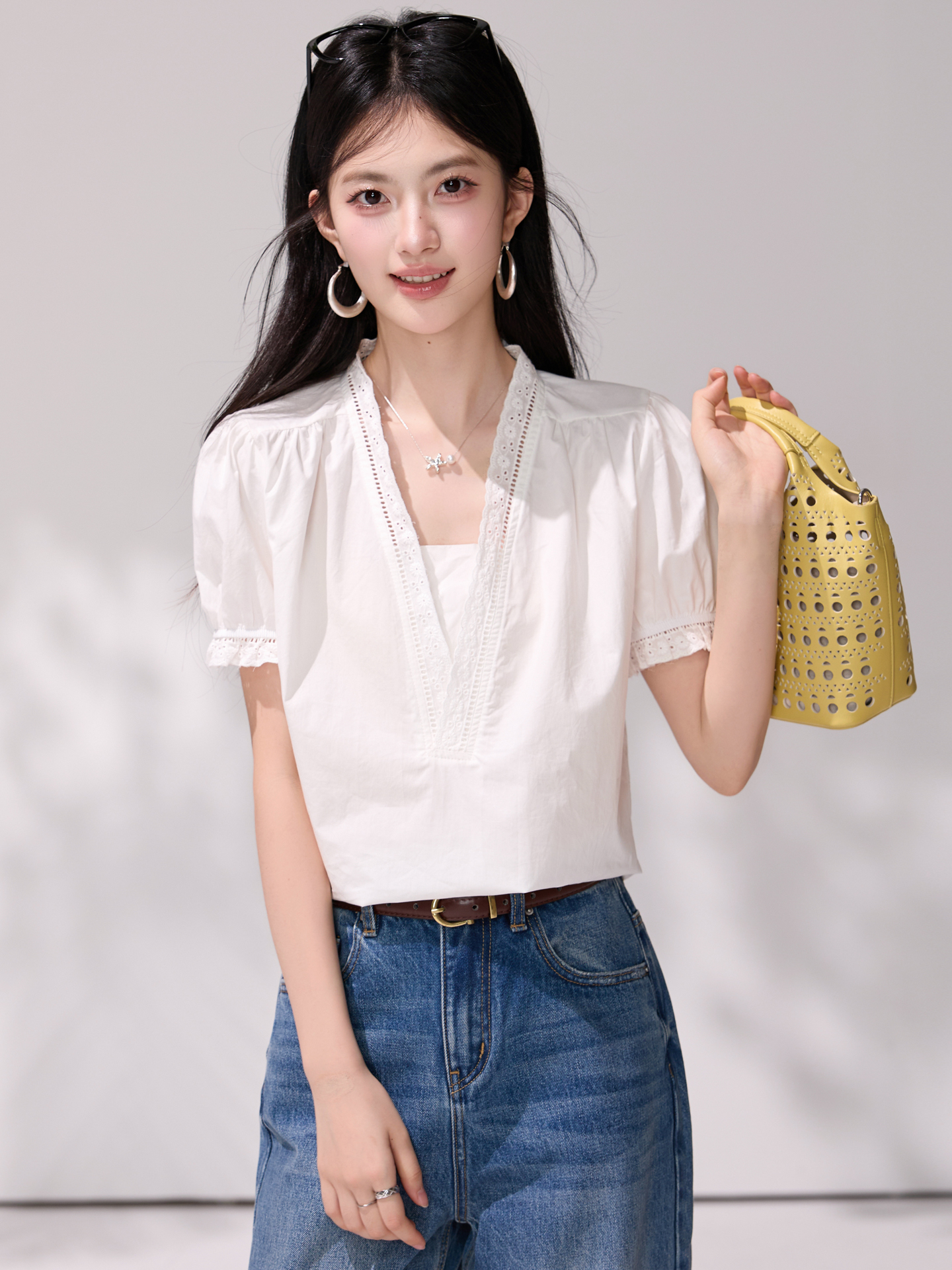 있음 선적 프랑스식 V넥 홀로우 아웃 레이스 거품 소매 셔츠 여름 새로운 화이트 반팔 슬림해 보이는 다용도 맨위