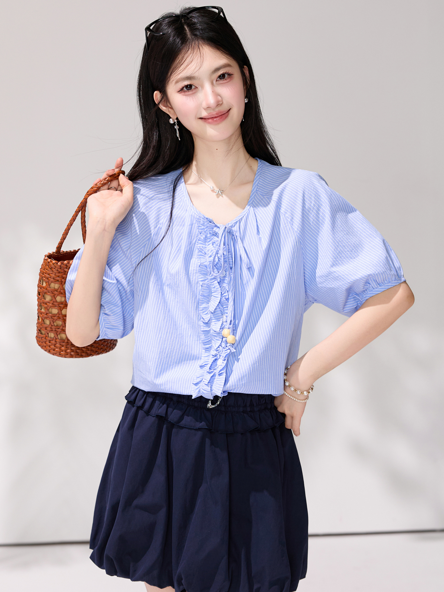 있음 선적 프랑스식 V넥 파란색 여성 셔츠 여름 프릴 레이스업 거품 소매 부드러운 바람 반팔 맨위