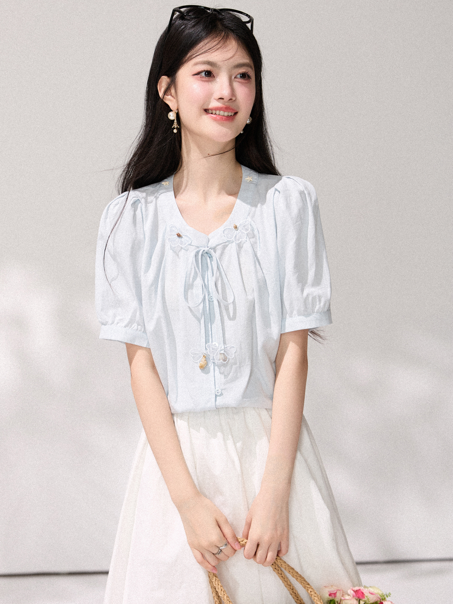 있음 선적 3 차원 꽃 레이스업 부드러운 바람 거품 소매 셔츠 프랑스식 디자인 센스 라운드 넥 품격 반팔 맨위
