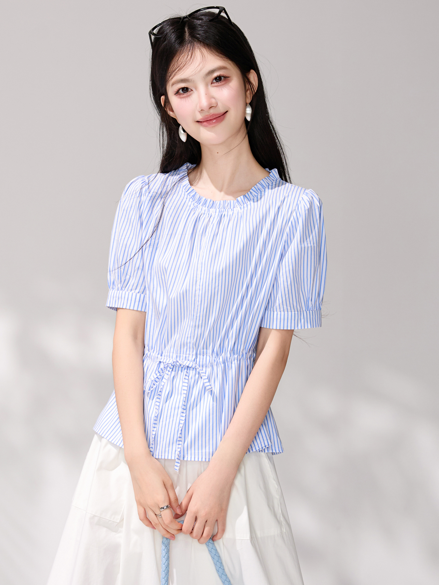있음 선적 프랑스식 블루 화이트 스트라이프 거품 소매 셔츠 여름 새로운 허리 수축 레이스업 쇼트 스타일 맨위 품격 작은 셔츠
