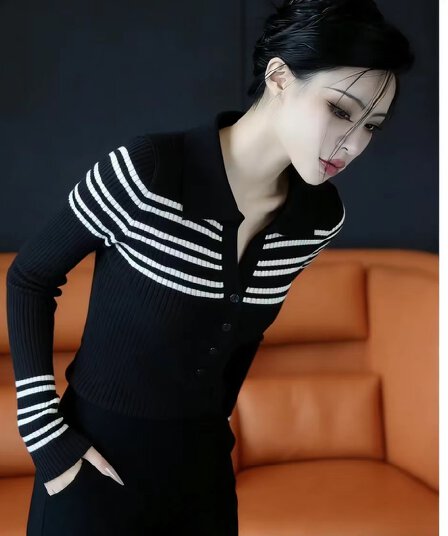 흑인과 백인 색상 고급 센스 배색 스트라이프 반 개방 칼라 니트 스웨터 여성 봄 새로운 품격 다용도 슬림해 보이는 기본 셔츠