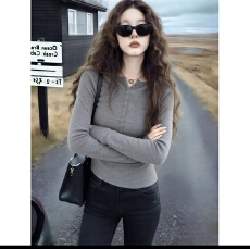 批发2026早春新款圆领排扣绵羊毛亨利领三色坑条混纺打底毛衣<b class='q'>针织衫</b>女