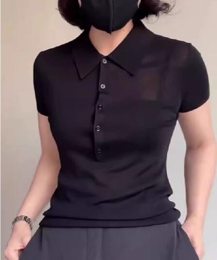 검정색 POLO 칼라 반팔 여성 2026 여름 새로운 미니멀리즘 바람 고급 센스 품격 긍정적 인 어깨 몸매 가꾸기 슬림해 보이는 맨위