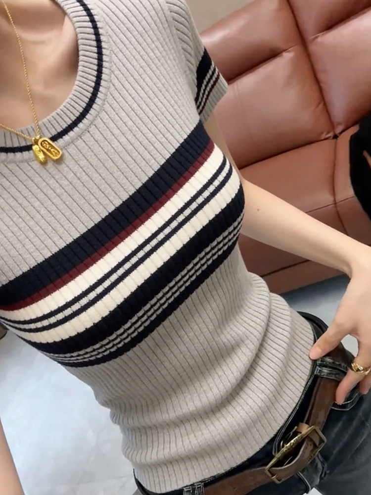 2026 여름 새로운 라운드 넥 배색 스트라이프 패션 반팔 티셔츠 여성 한 부서 작은 대중 디자인 센스 니트 맨위