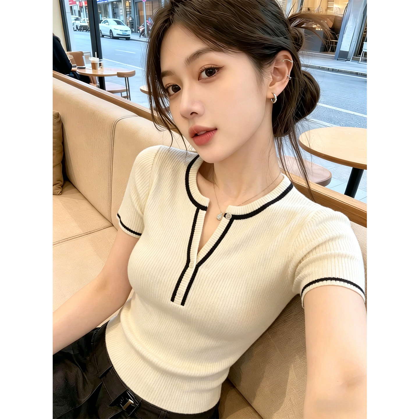 한 부서 라운드 넥 배색 반 개방 버클 반팔 니트 스웨터 여성 2026 여름 새로운 몸매 가꾸기 슬림해 보이는 외국 가스 맨위 트렌디