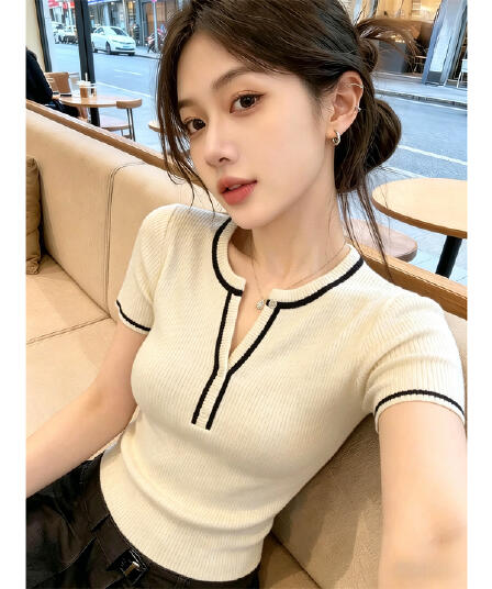 한 부서 라운드 넥 배색 반 개방 버클 반팔 니트 스웨터 여성 2026 여름 새로운 몸매 가꾸기 슬림해 보이는 외국 가스 맨위 트렌디