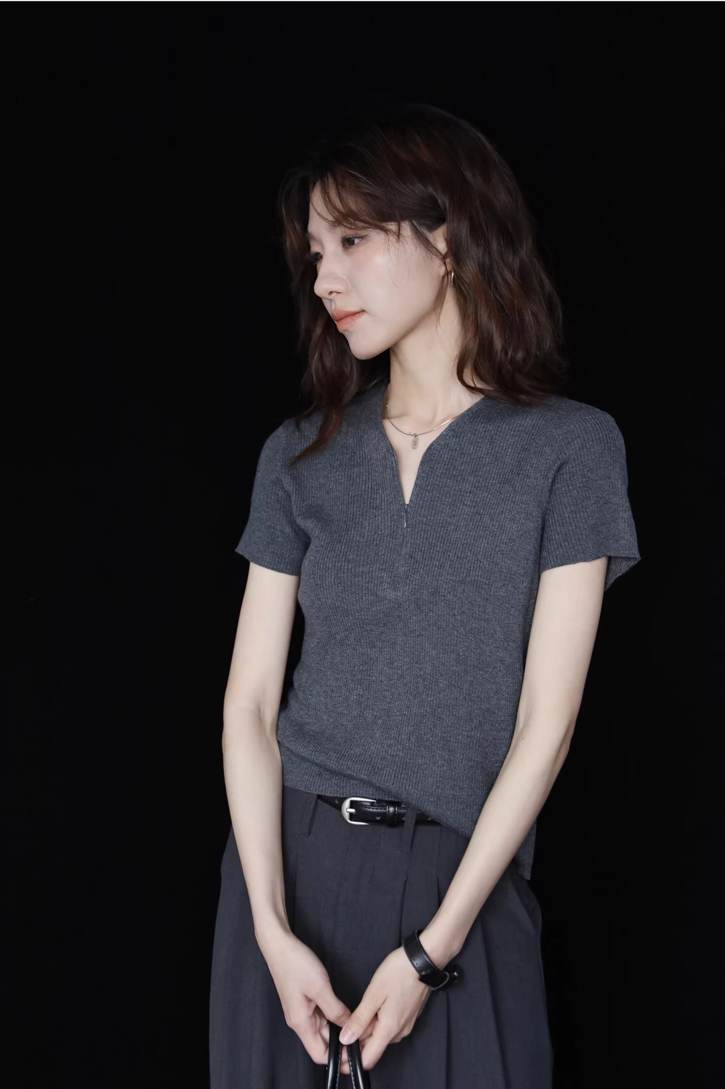 레트로 출퇴근 바람 반팔 티셔츠 여성 여름 몸매 가꾸기 V넥 디자인 센스 회색 풀오버 여름 니트 미니멀리즘 맨위 서비스