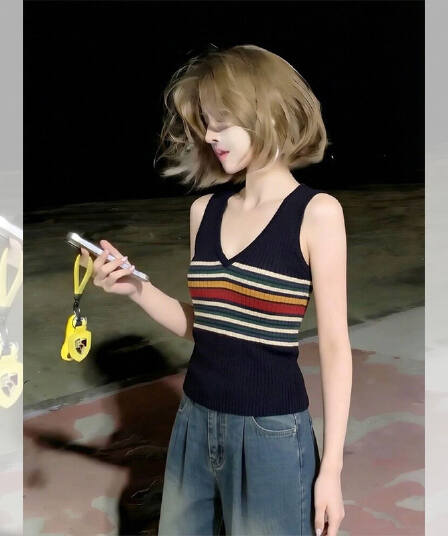 한 부서 스트라이프 V넥 니트 캐미솔 여름 몸매 가꾸기 슬림해 보이는 작은 대중 디자인 센스 핫걸 맨위 여성 트렌디