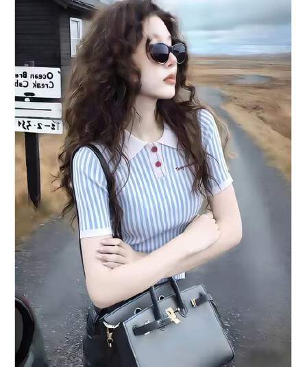 학원 스타일 POLO 칼라 스트라이프 긍정적 인 어깨 반팔 티셔츠 여성 여름 2025 새로운 허리 수축 슬림해 보이는 핫걸 쇼트 스타일 맨위