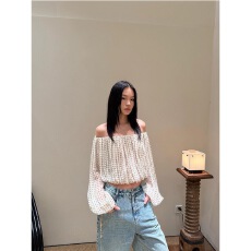 批发甜美风一字领露肩灯笼长袖衬衫女<b class='q'>夏季</b>新款时尚设计感度假波点上衣