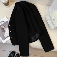 批发黑色小西装外套女2025春秋新款小个子爱心扣<b class='q'>设计</b>感短款小香风西服