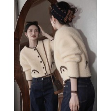 批发2025秋季独特高级感超好看欧货爆款英伦风小个子杏色羊羔毛外套女