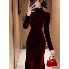 批发2025年秋冬轻熟风高领酒红色丝绒<b class='q'>连衣裙</b>女长袖修身显瘦气质御姐裙