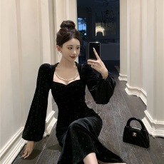 批发烫钻丝绒连衣裙赫本风方领秋冬女高级感鱼尾摆自带胸垫显瘦连衣裙