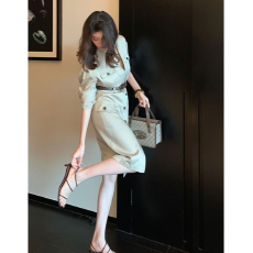 批发高级感法式巨好看掐腰卡其色连衣裙女<b class='q'>秋</b>季大方得体的裙子气质轻奢
