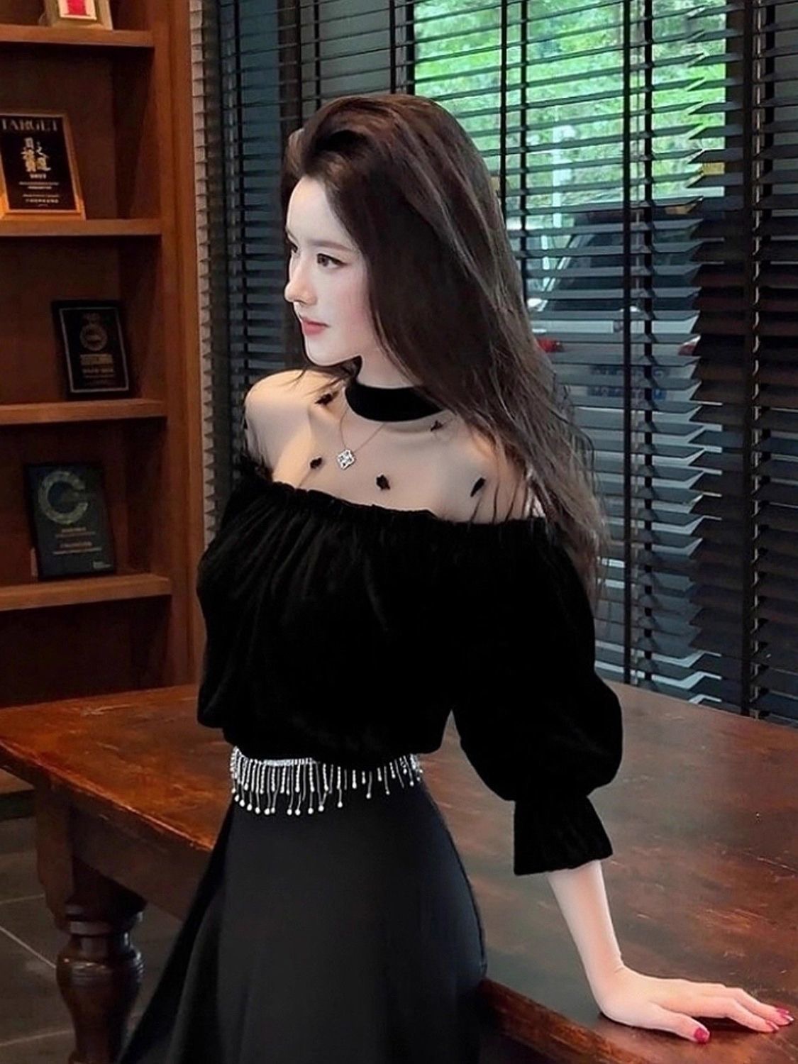 고유 한 Chic 검정색 패치워크 벨벳 맨위 여성 2025 겨울 빛 요리 한 품격 명문 여성 다용도 나팔 소매 셔츠