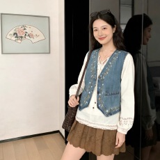 批发法式减龄<b class='q'>设计</b>感复古重工刺绣牛仔马甲女春季新款V领纽扣叠穿上衣