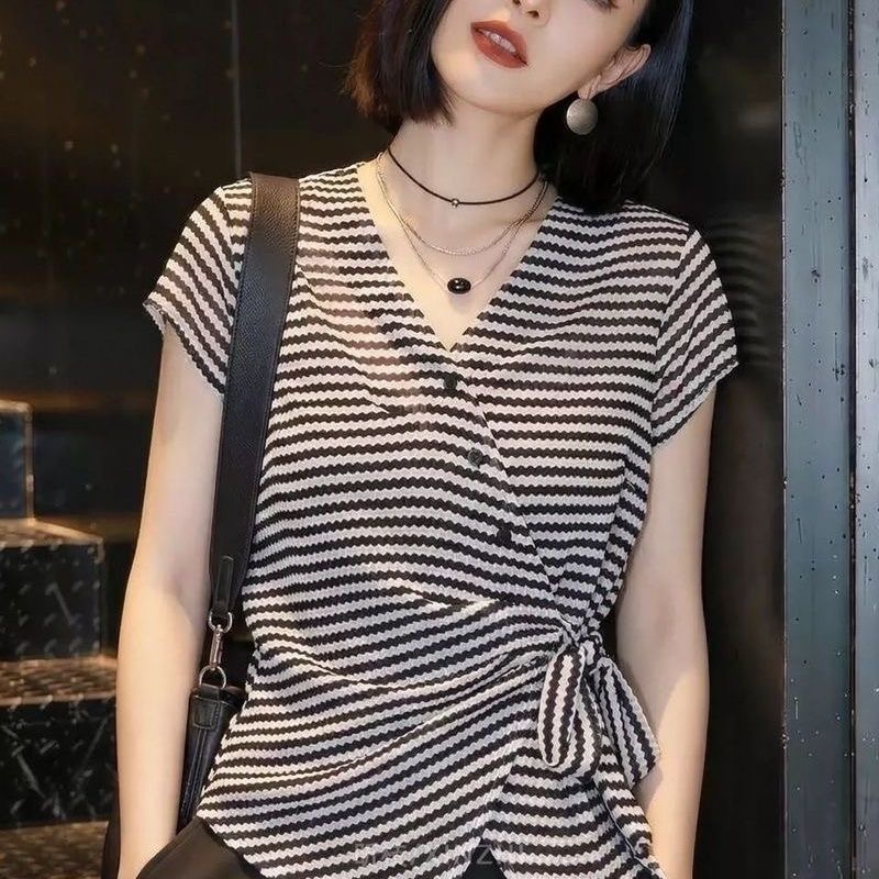 2026 여름 한 부서 흑백 줄무늬 불규칙 레이스업 허리 수축 루즈핏 슬림해 보이는 디자인 센스 V넥 반팔 티셔츠