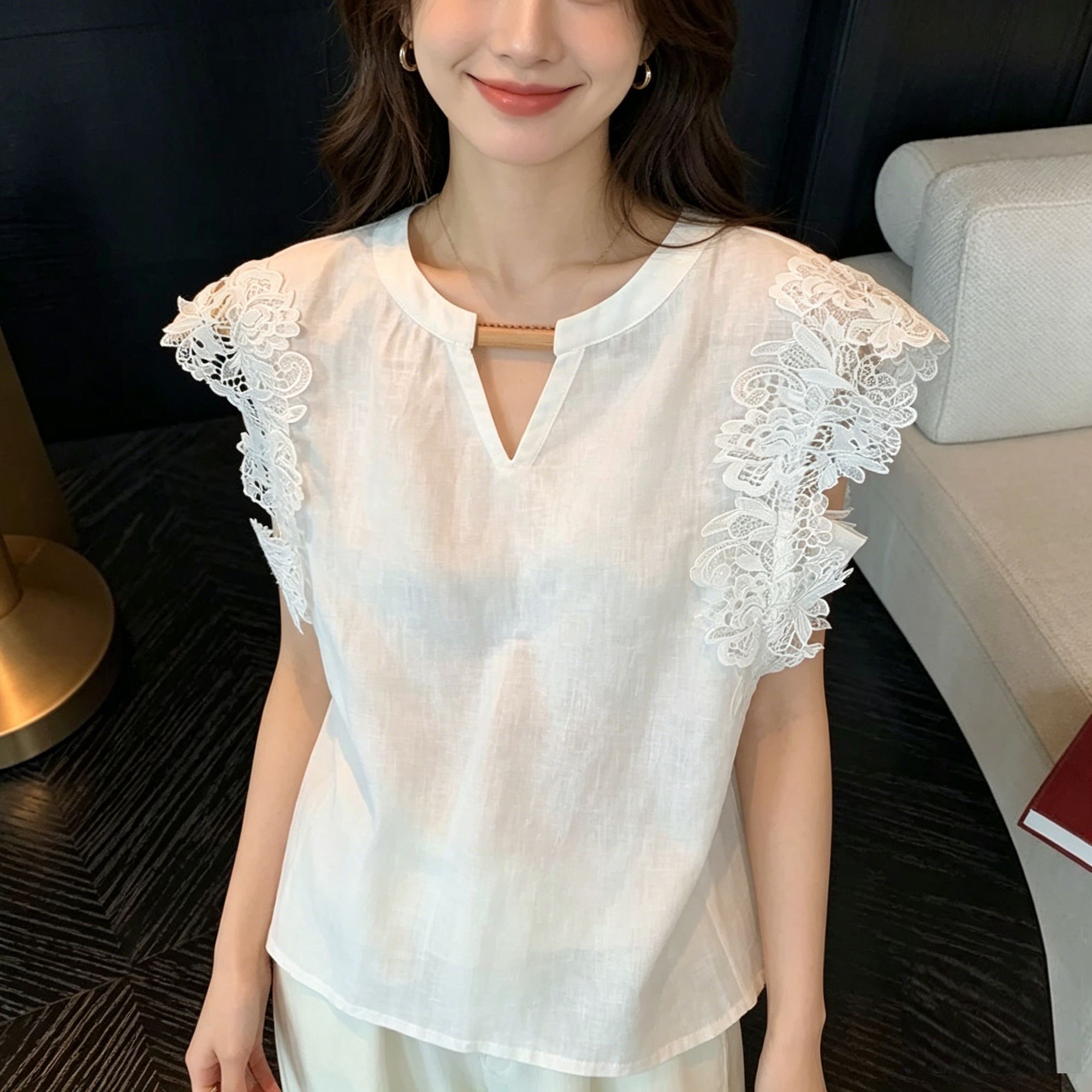 프랑스식 레이스 조각 레이스 V넥 민소매 여성 셔츠 2026 여름 새로운 디자인 센스 연령 감소 조끼 맨위