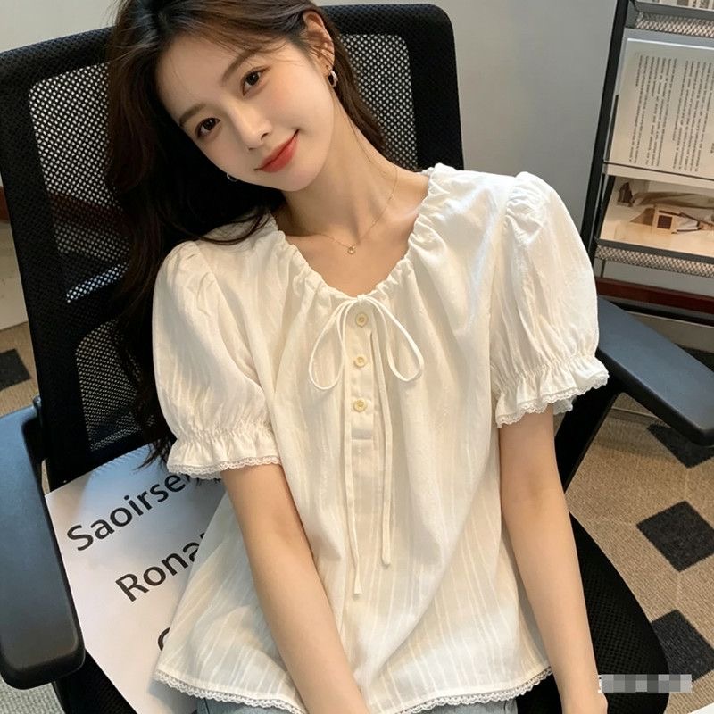달콤한 스타일 자카드 질감 센스 작은 레이스 스트랩 작은 셔츠 여성 여름 2026 프랑스식 얇은 스타일 V넥 반팔 맨위