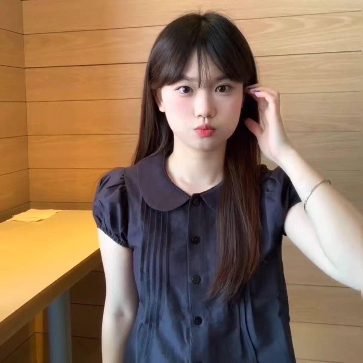 한 부서 출퇴근 슬림해 보이는 몸매 가꾸기 격자 무늬 셔츠 2026 봄 새로운 달콤함 연령 감소 디스플레이 화이트 레이스 반팔 맨위