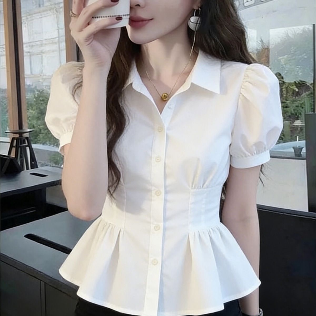 프랑스식 고급 센스 화이트 거품 소매 여성 셔츠 2026 여름 새로운 허리 수축 슬림해 보이는 작은 대중 디자인 센스 맨위