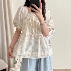 批发韩系穿搭甜美减龄拼接蕾丝碎花上衣<b class='q'>女</b>设计感显瘦法式方领短袖衬衫