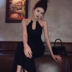 法式高级感名媛风挂脖无袖连衣裙女春季新款收腰显瘦后背镂空长裙