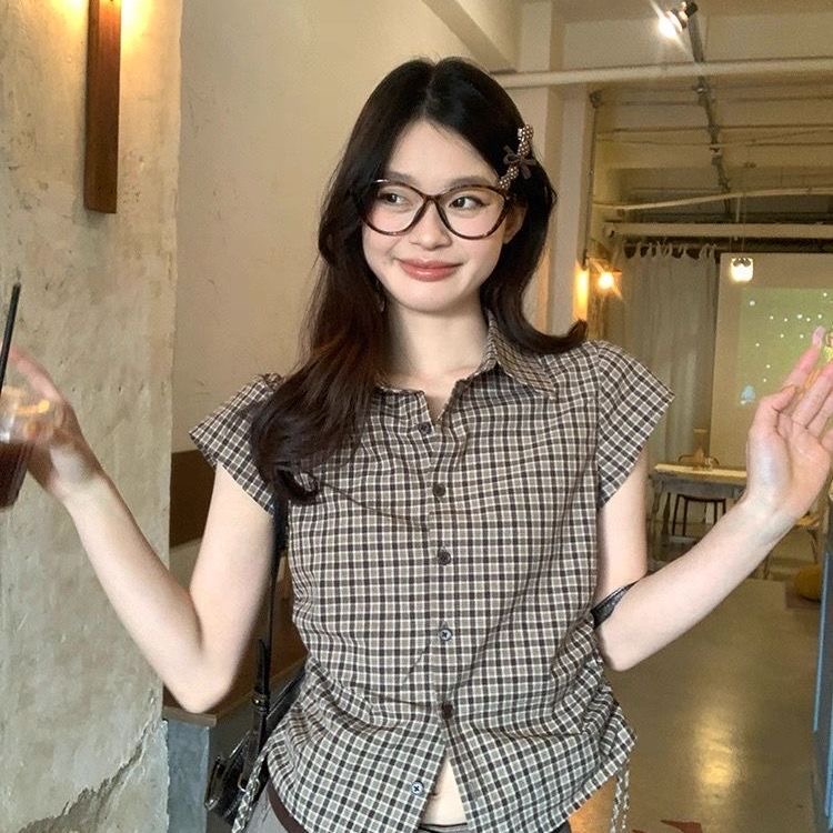 한 부서 핫걸 바람 커피 색상 체크무늬 반팔 셔츠 여름 새로운 펌프 로프 허리 수축 미니멀리즘 다용도 슬림해 보이는 셔츠 여성