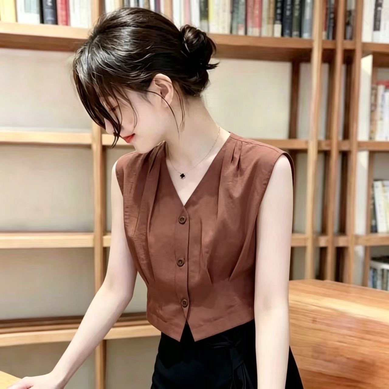 민소매 블라우스 2026 여름 새로운 V넥 허리 수축 디자인 센스 얇은 스타일 작은 셔츠 패션 슬림해 보이는 다용도 맨위