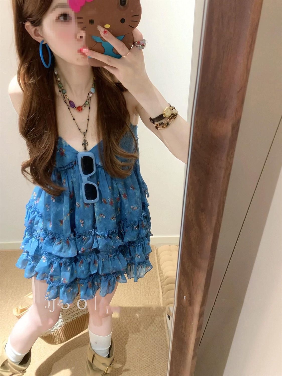 파란색 꽃무늬 V넥 캐미솔 여름 외출용 프랑스식 휴가 바람 몸매 가꾸기 슬림해 보이는 프릴 민소매 맨위