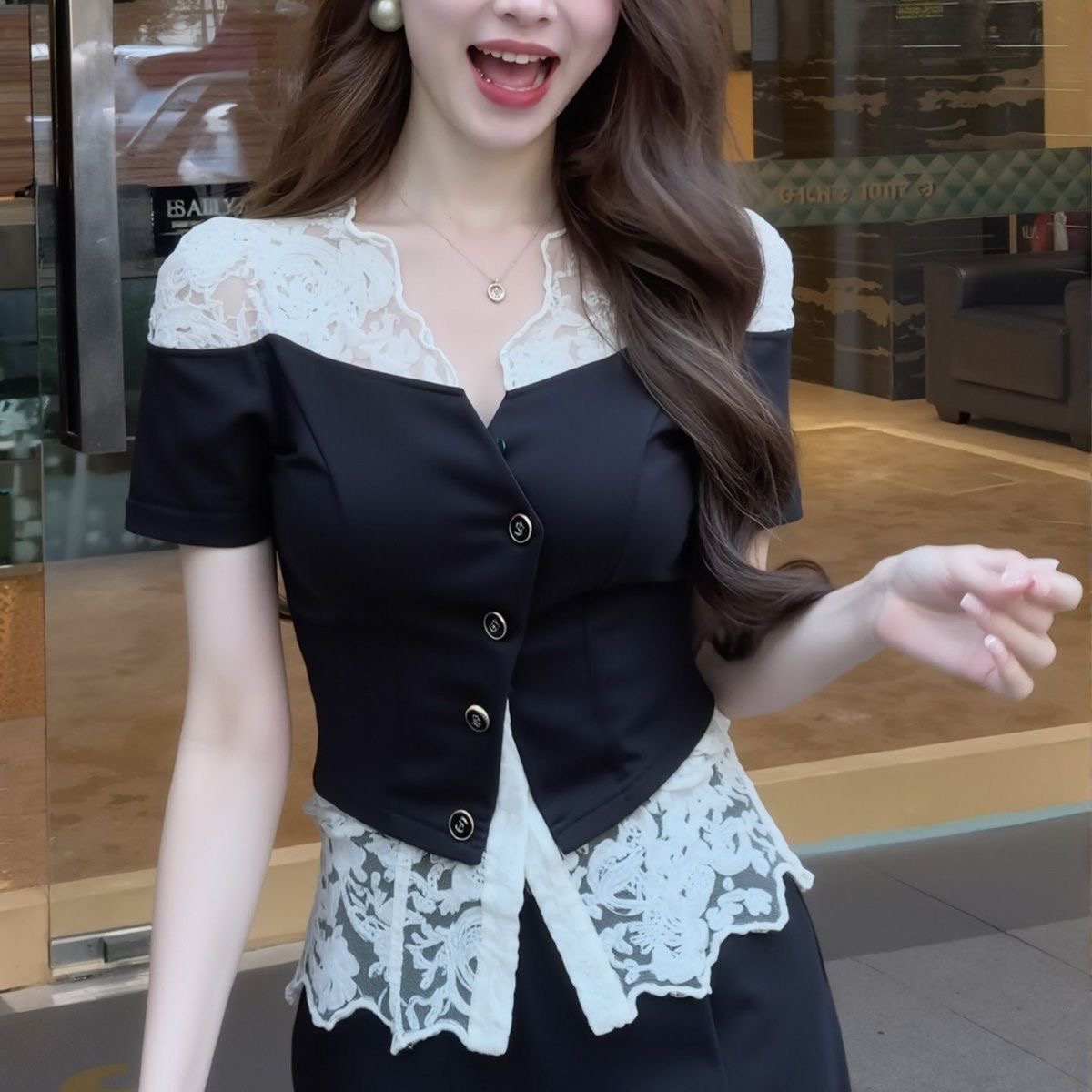 유럽 상품 빛 럭셔리 절묘한 작은 대중 디자인 센스 V넥 레이스 조각 반팔 여성 2025 여름 새로운 Chic 맨위