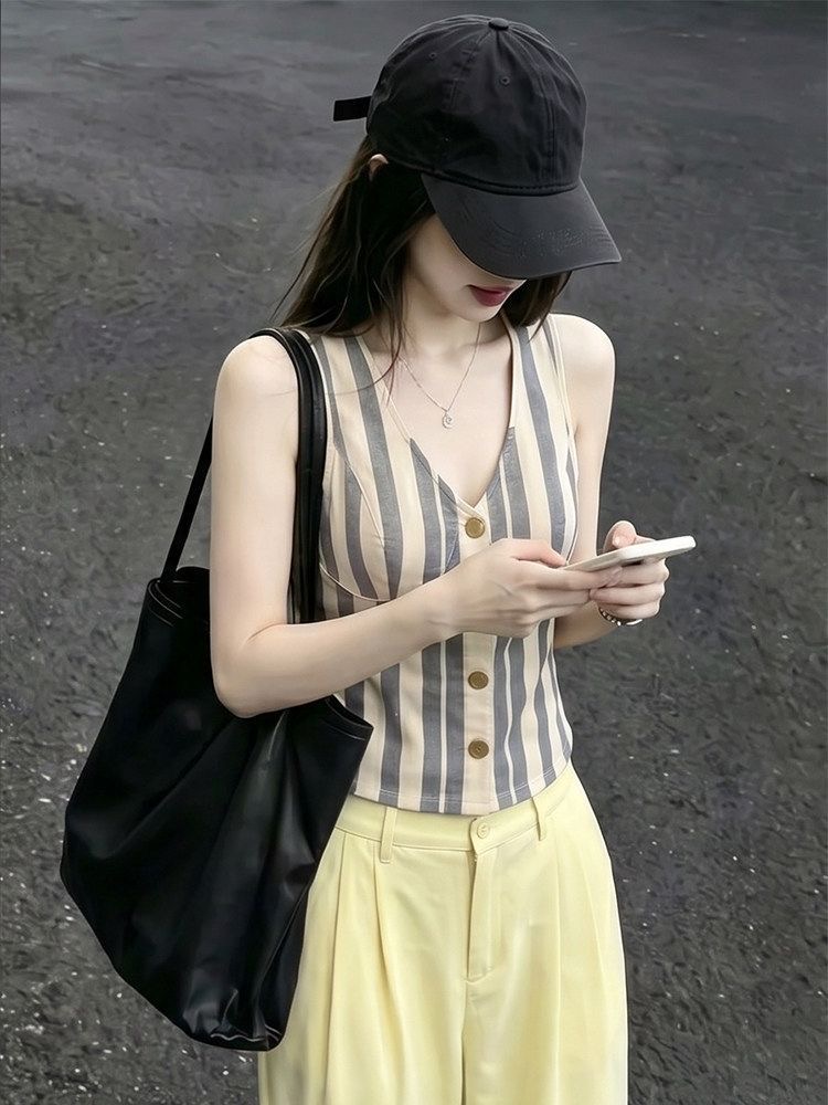 BY26477# 法式设计感带胸垫条纹v领吊带背心女夏季小个子内搭外穿无袖上衣 服裝批發女裝批發服飾貨源