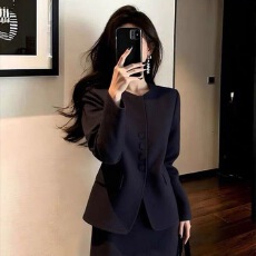 批发2026早秋新款法式小香风<b class='q'>西装</b>套装<b class='q'>女</b>高级感气质短外套半身裙两件套