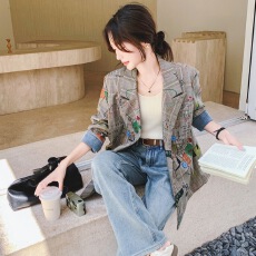 批发灰色格子西装外套女春秋2026新款<b class='q'>设计</b>感炸街宽松休闲涂鸦印花西服