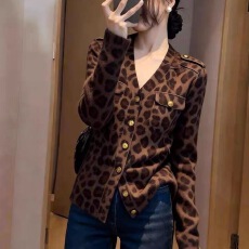 批发美式复古风洋气时髦高级流行款通勤风豹纹上衣女2026早春v领开衫