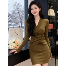 批发高级御姐风V领褶皱长袖连衣裙女2026<b class='q'>春</b>季新款气质收腰显瘦包臀裙