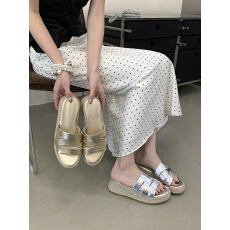 草编厚底坡跟一字拖鞋女2026新款夏季外穿增高休闲沙滩凉拖鞋