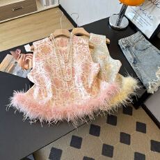 批发实拍新中式汉服民族风可拆卸鸵鸟毛缎面重工提花织锦圆领马甲上衣