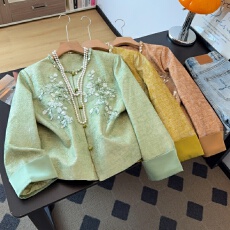 批发实拍新中式秋冬圆领重工立体亮片刺绣暗纹提花唐<b class='q'>装</b>花边领长袖外套