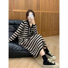 批发孕妇<b class='q'>春</b>秋装连帽针织连衣裙2025新款韩版时尚秋冬宽松条纹毛衣裙子