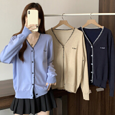 批发大码<b class='q'>女装</b>秋冬V领针织开衫胖mm撞色锁边刺绣<b class='q'>外套</b>微胖显瘦外搭上衣