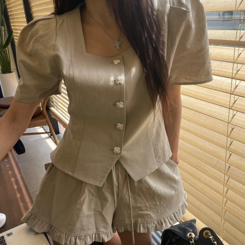 있음 선적 주름 거품 소매 꽃 버클 슬림해 보이는 반팔 맨위 허리밴드 펌프 로프 넓은 다리가 짧다. 바지 세트
