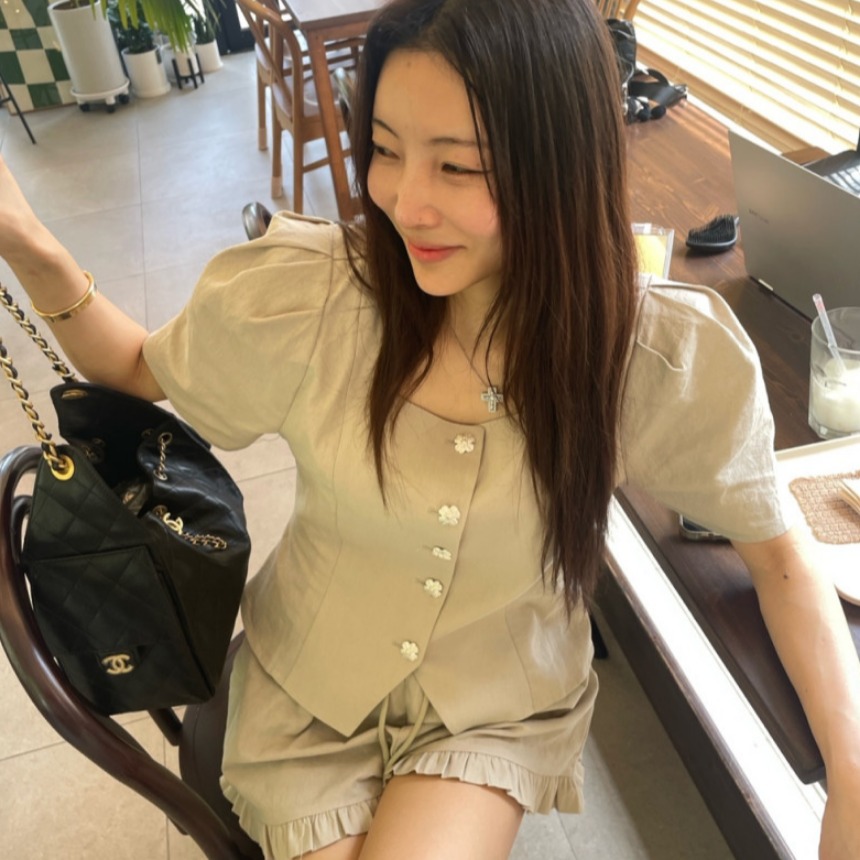 있음 선적 주름 거품 소매 꽃 버클 슬림해 보이는 반팔 맨위 허리밴드 펌프 로프 넓은 다리가 짧다. 바지 세트