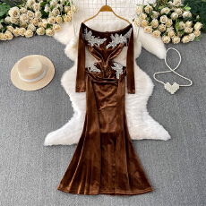 批发欧美轻奢高级感重工镶钻一字肩连衣裙女冬季丝绒修身优雅鱼尾长裙