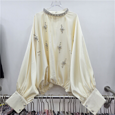 批发<b class='q'>欧美</b>时尚重工镶钻圆领灯笼袖缎面衬衫女春秋时尚宽松收腰遮肉上衣