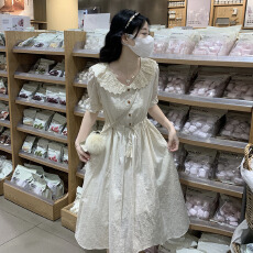 批发实拍2026 夏季新款杏色花边娃娃领<b class='q'>连衣裙</b>女 收腰抽绳显瘦中长裙